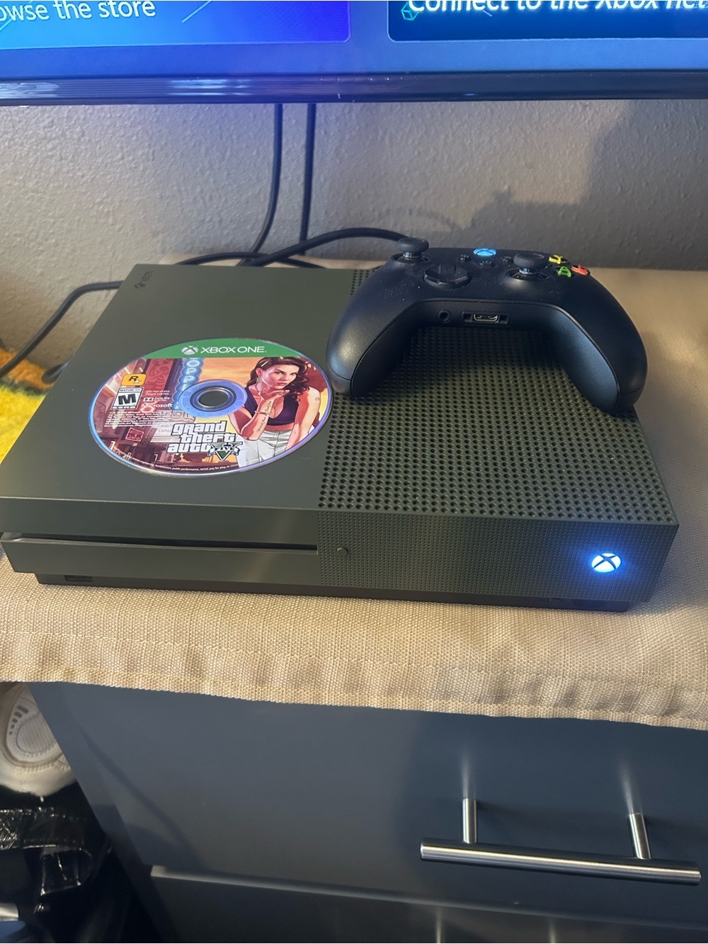 Xbox one s with gta 5 disc and controller